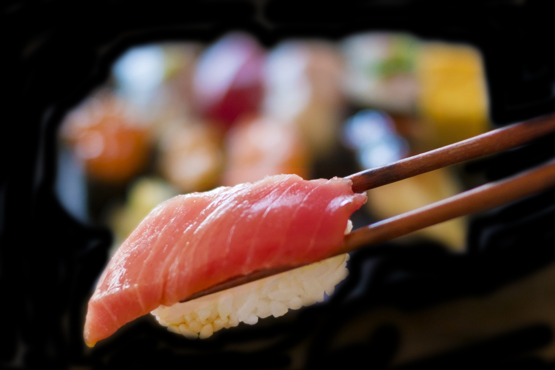 寿司を食べる順番は？おいしく味わうための基本と食べ方のマナー