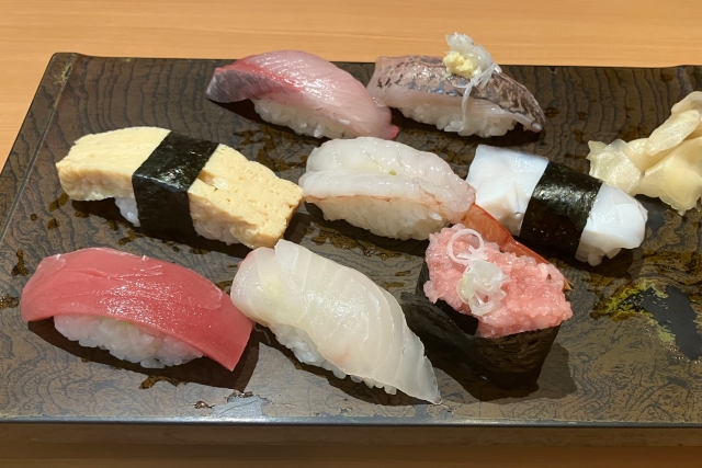 寿司の盛り合わせを食べる順番は右から？左から？