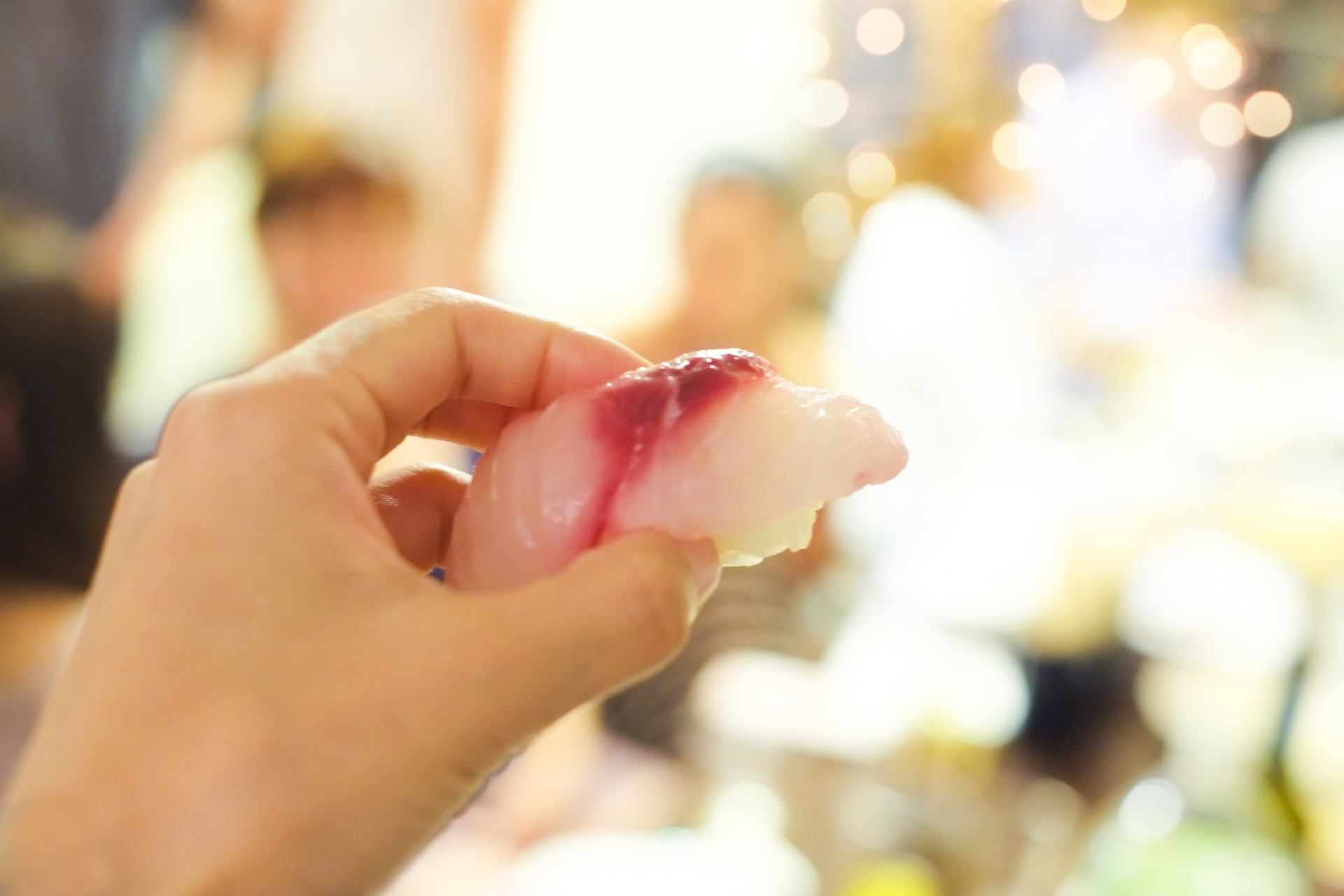 お寿司を手で食べるのはOK？高級寿司店での正しい食べ方やマナーを解説