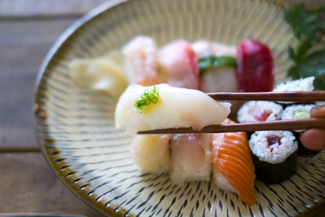 お寿司を手で食べるのはマナー違反？
