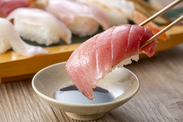 お寿司の食べ方｜醤油の正しい付け方
