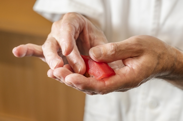お寿司の食べ方｜箸と手どちらで食べる？